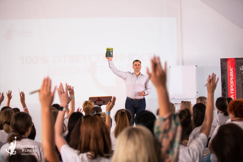 Participants raising their hands during a live learning session with Mykola Latansky