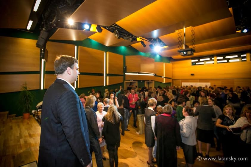 Mykola Latansky in conversation with participants during a live group session in Kyiv